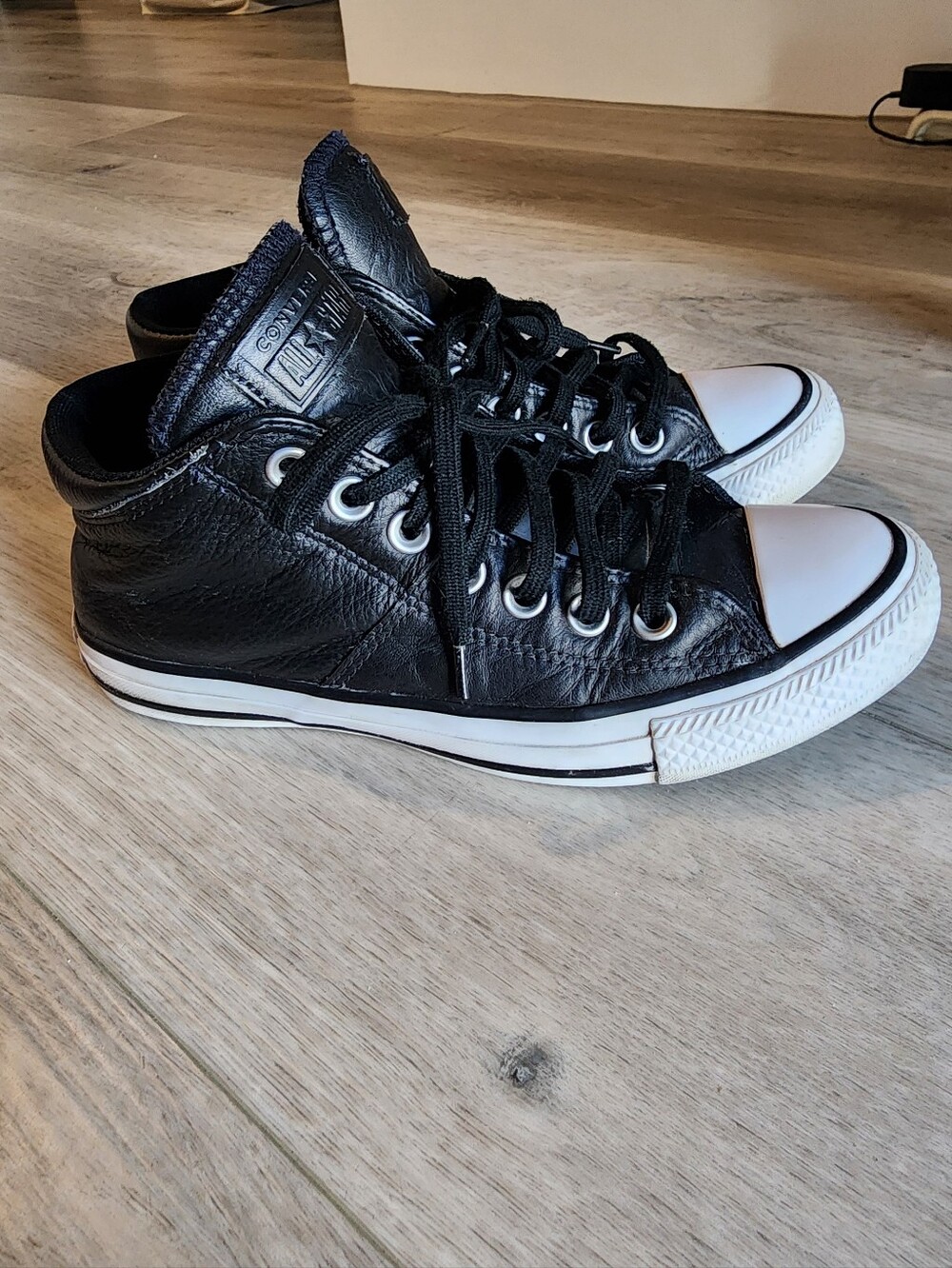 Converse All Star Black Leather Mid Top Padded Sneakers Women’s Size 7
